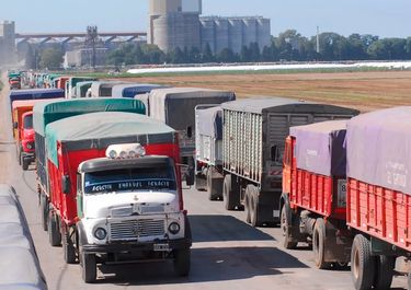 Se calcula que casi 600 mil camiones ya transitaron los accesos a puertos del Gran Rosario durante la cosecha gruesa.