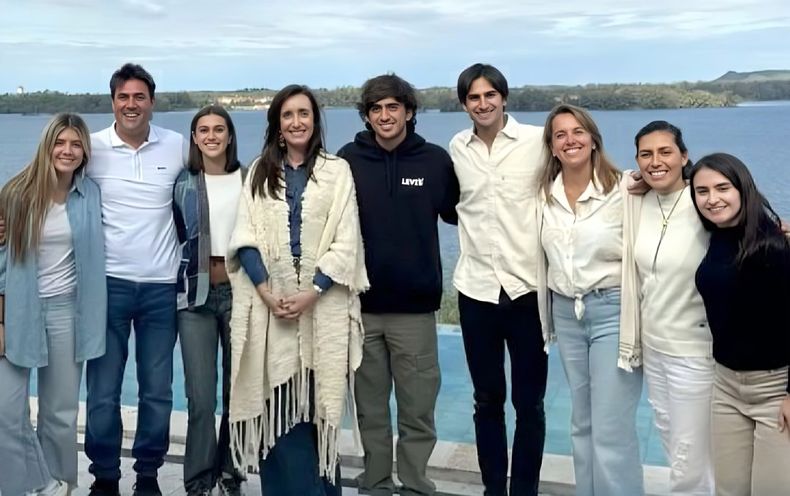 Victoria Villarruel, junto a la familia de una funcionaria de Guillermo de Rivas.