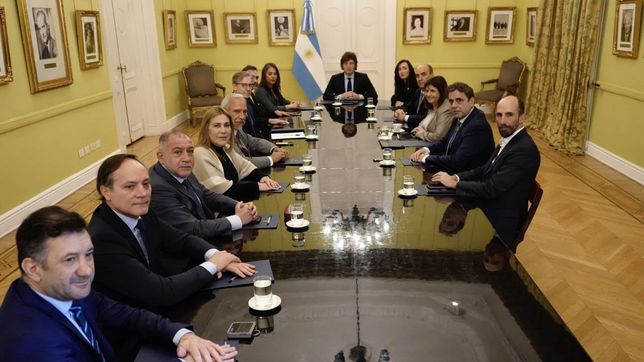 Javier Milei y Victoria Villarruel, junto a senadores.