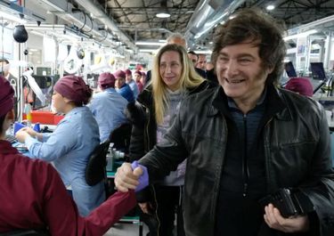 Javier Milei y Karina Milei con trabajadores de Tierra del Fuego