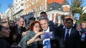 En España, Fernández busca el apoyo de Sánchez para negociar con el FMI