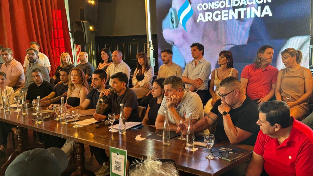 La mesa principal del lanzamiento de la campaña Dante Gebel presidente.