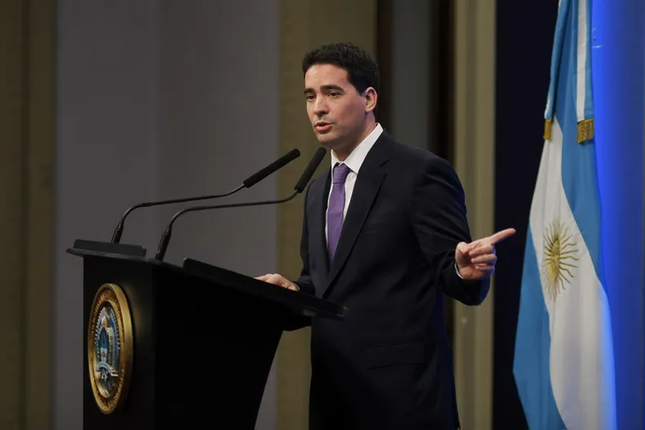 El vocero Adrián Ravier perdió la confianza de Karina Milei.