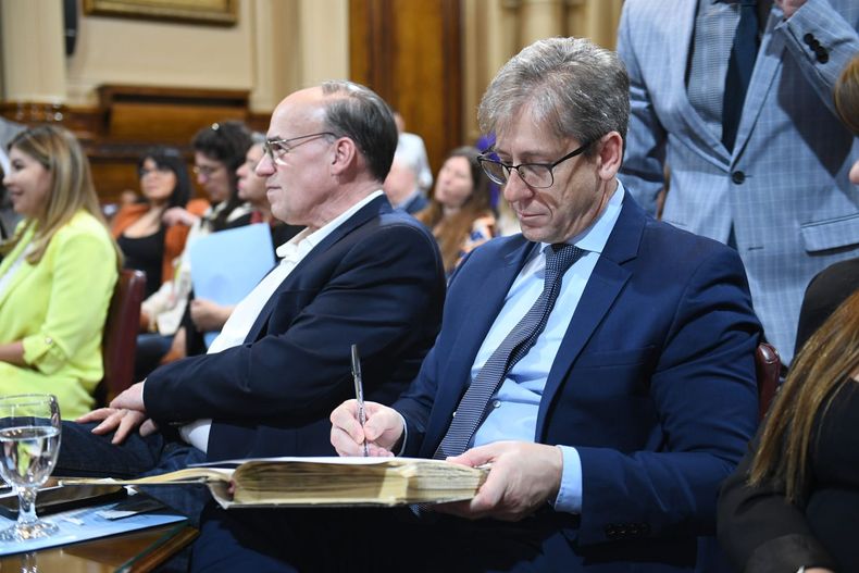 El presidente del bloque de la UCR del Senado, Eduardo Vischi, junto al vicepresidente, Pablo Blanco. Serán claves para definir si sigue vigente el decretazo. 