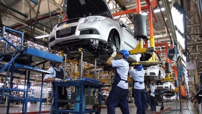 El uso de la capacidad instalada en la industris cayó 14 puntos en junio, según INDEC