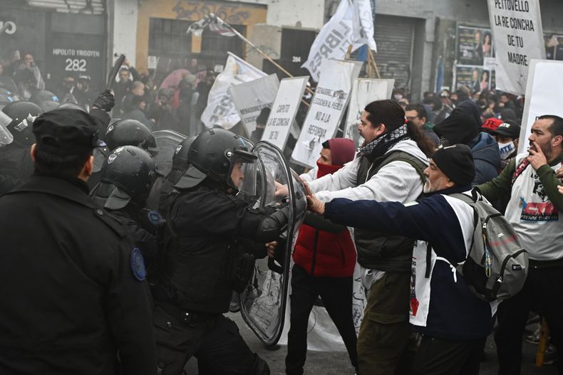 Era Javier Milei: movimientos sociales y piqueteros marcharon por el Puente Avellaneda y fueron reprimidos por la Policía.&nbsp;