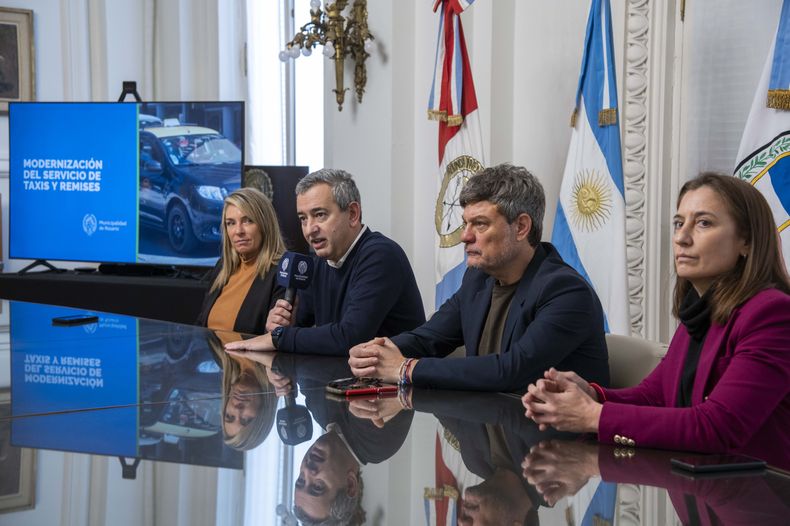 El intendente Pablo Javkin durante el anuncio, junto a la presidenta del Concejo Schmuck, el coordinador de gabinete Biazzi y la secretaria de movilidad Mangarelli.