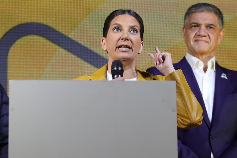 Silvia Lospennato y Jorge Macri reconoció el tercer lugar en el búnker del PRO junto a Mauricio Macri. Foto: Pilar Camacho.