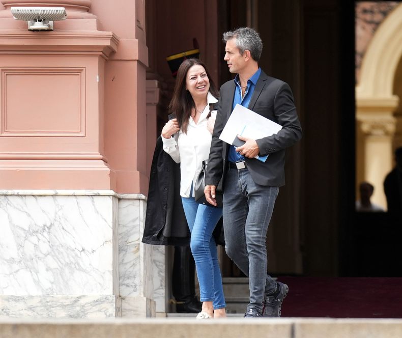 Sandra Pettovello con Martín Menem saliendo de la Casa Rosada. (Foto: NA)