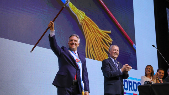 Martín Llaryora, gobernador de Córdoba, y antecesor, Juan Schiaretti.&nbsp;