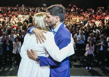 Maximiliano Pullaro abraza a su vicegobernadora y candidata a diputada en Santa Fe, Gisela Scaglia. Maximiliano Pullaro abraza a su vicegobernadora y candidata a diputada en Santa Fe, Gisela Scaglia.