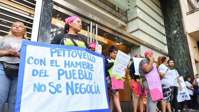 Fila de la pobreza en la vereda del Ministerio de Capital Humano.