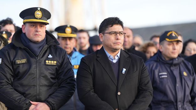 El gobernador de Santa Cruz Claudio Vidal no termina de cerrar el conflicto policial, que tampoco es el único.