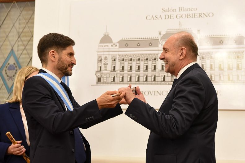 Omar Perotti y Maximiliano Pullaro, en una ceremonia de traspaso muy amena.