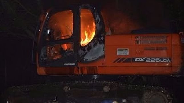 mapuches prenden fuego maquinaria del magnate amigo de macri en la patagonia