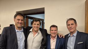 Lucas Galdeano y Alejo Molina (tercero y cuarto desde la izquierda) festejan el triunfo de Consenso Gremial en las elecciones del Colegio de Abogados de Rosario/ Gentileza: Santiago Serrati