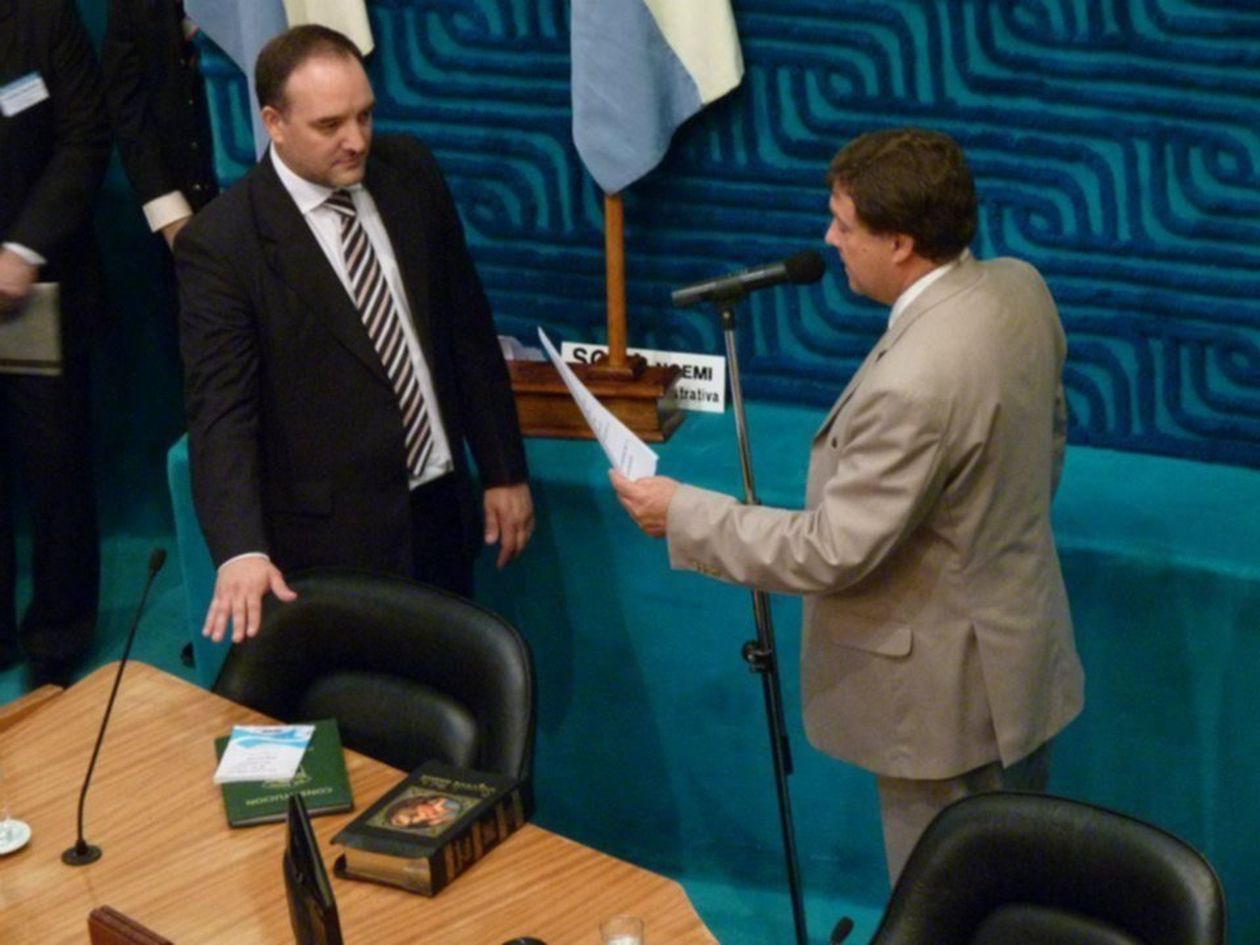 Tiempo de legislador. Doñate jura ante Alberto Weretilneck.