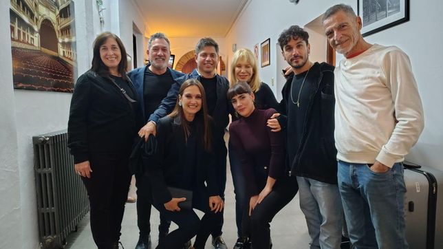 Axel Kicillof y su esposa con el elenco de La madre, la obra protagonizada por Cecilia Roth y Gustavo Garzón, y el director del Coliseo Podestá, Alejo García Pintos.