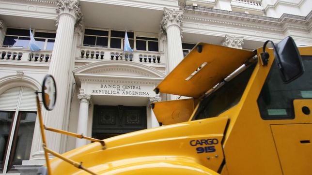 economistas califican de ?desastre? el record de la fuga de capitales