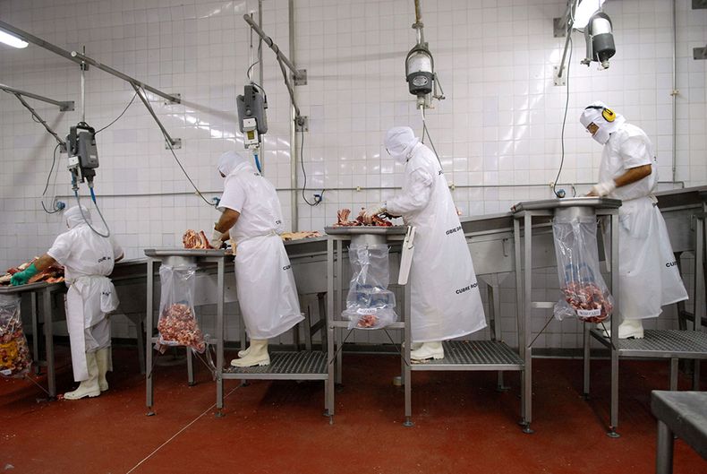 Empresas de China pusieron el ojo en la industria de la carne y el gigante asiático se posiciona ahora de los dos lados del mostrador.