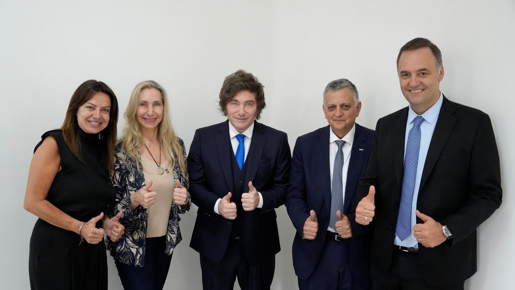 Con Adorni en primera fila, Milei celebró el fallo que le da la razón a Kicillof en el litigio por YPF: Ganamos