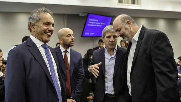 Daniel Scioli con otros funcionarios de Javier Milei