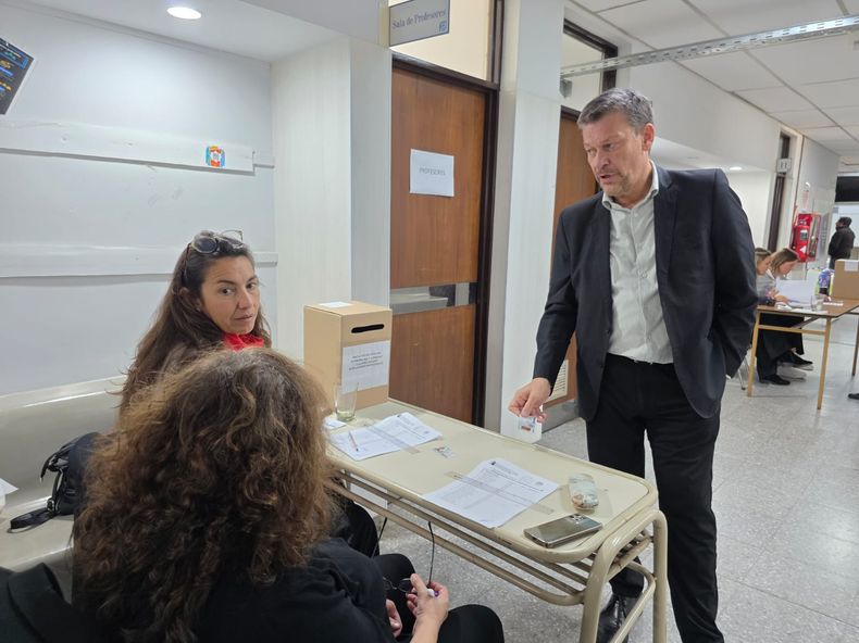 El voto del rector saliente Oscar Alpa, que tejió para garantizar una lista de unidad que le conserva parte del poder como vicerrector. FOTO: www.radiokermes.com