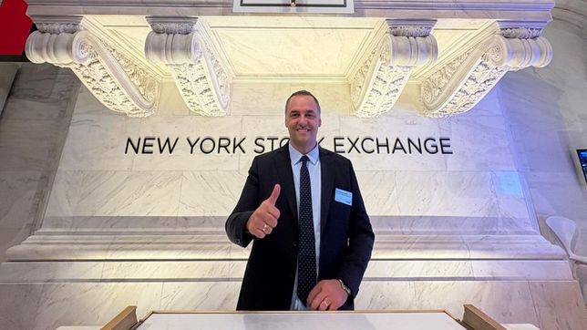 Manuel Adorni en la Bolsa de Comercio de NY.&nbsp;