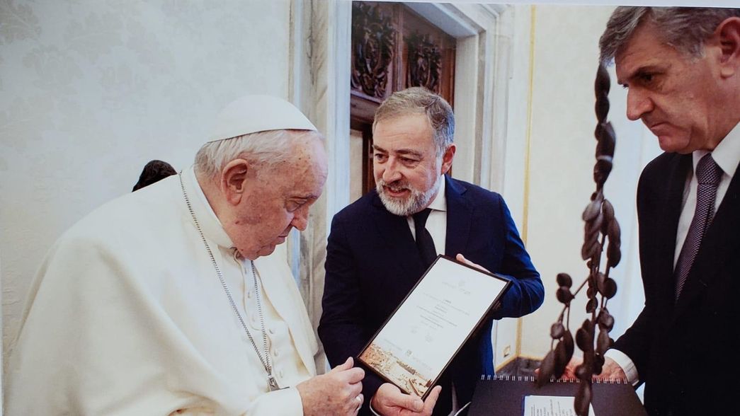 Gustavo Guillermé le muestra su proyecto al papa Francisco