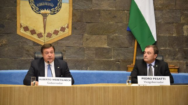 Alberto Weretilneck y Pedro Pesatti en la Legislatura de Río Negro. 