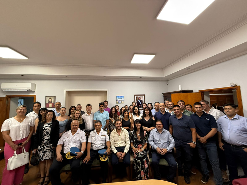 Lorena Villaverde con el intendente de Allen, Marcelo Román, y la comisión organizadora de la Fiesta Nacional de la Pera. 