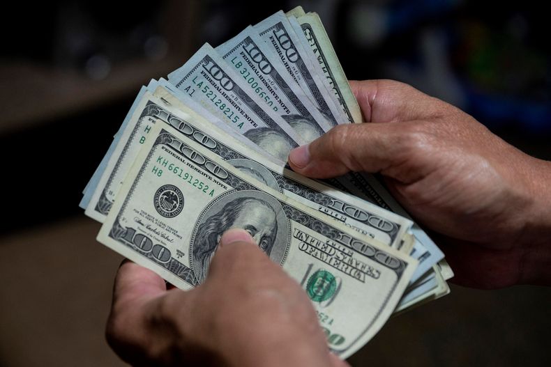 La dolarización de la economía, debate nacional