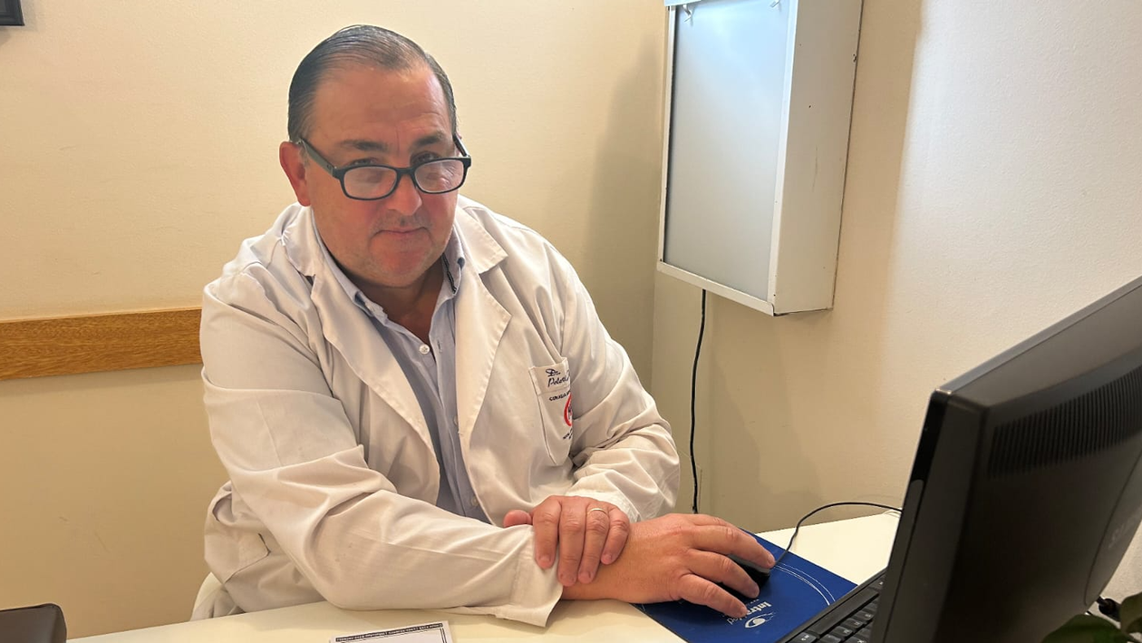 Durante la campaña, Juan Pablo Poletti alternó lo electoral con el consultorio del Hospital Cullen.