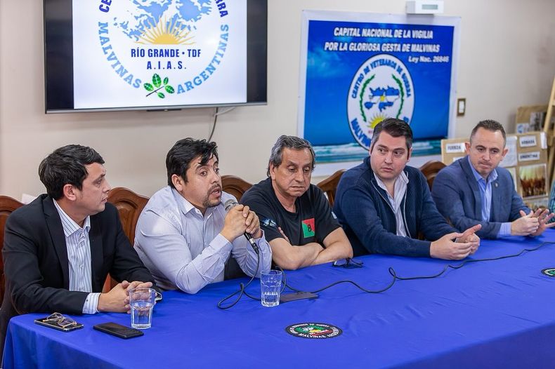 Daniel Harrington, Martín Pérez y ex combatientes de Malvinas presentaron la demanda por el radar en Tierra del Fuego.