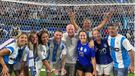 Los Mac Allister en pleno: Alexis, el jugador de La Pampa y la Patagonia en la Selección, junto a su papá, El Colo Carlos Javier Mac Allister y su tía Marita Mac Allister, con la camiseta azul.