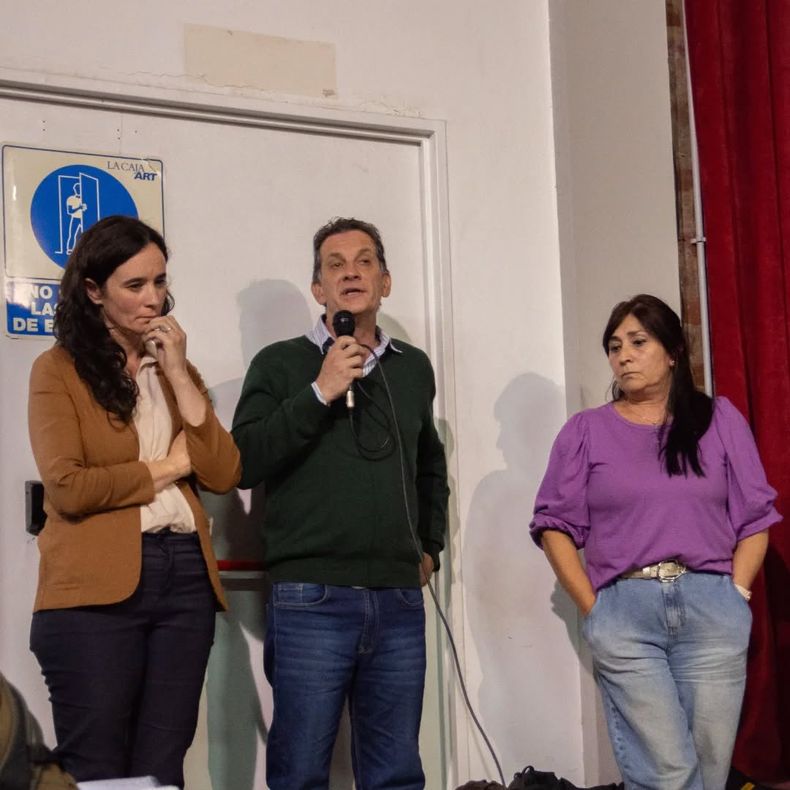 Costa Brutten, micr&oacute;fono en mano, con Wallace (izquierda) y Ferreyra.