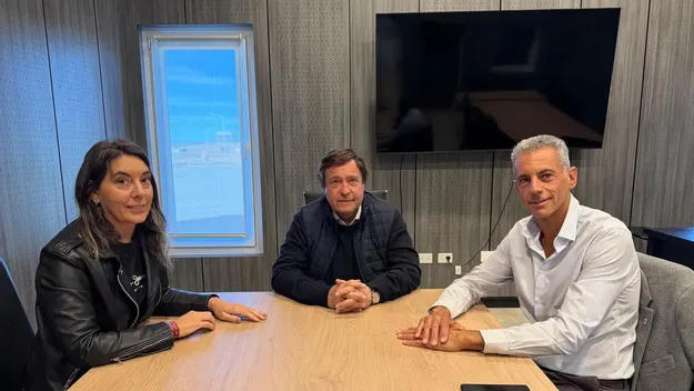 De Bariloche a la provincia: María Sol Canalda junto al gobernador, Alberto Weretilneck y el ministro de Desarrollo Económico, Carlos Banacloy.