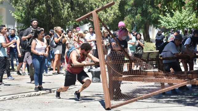 con la calle en contra, arcioni sigue firme con la ley de zonificacion minera