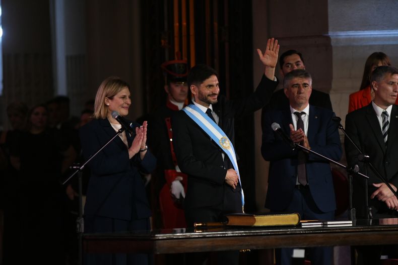 Maximiliano Pullaro junto a Gisela Scaglia en las escalinatas de la Casa de Gobierno.