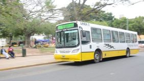 Sobre la hora, el Gobierno abre la billetera y evita un paro de colectivos