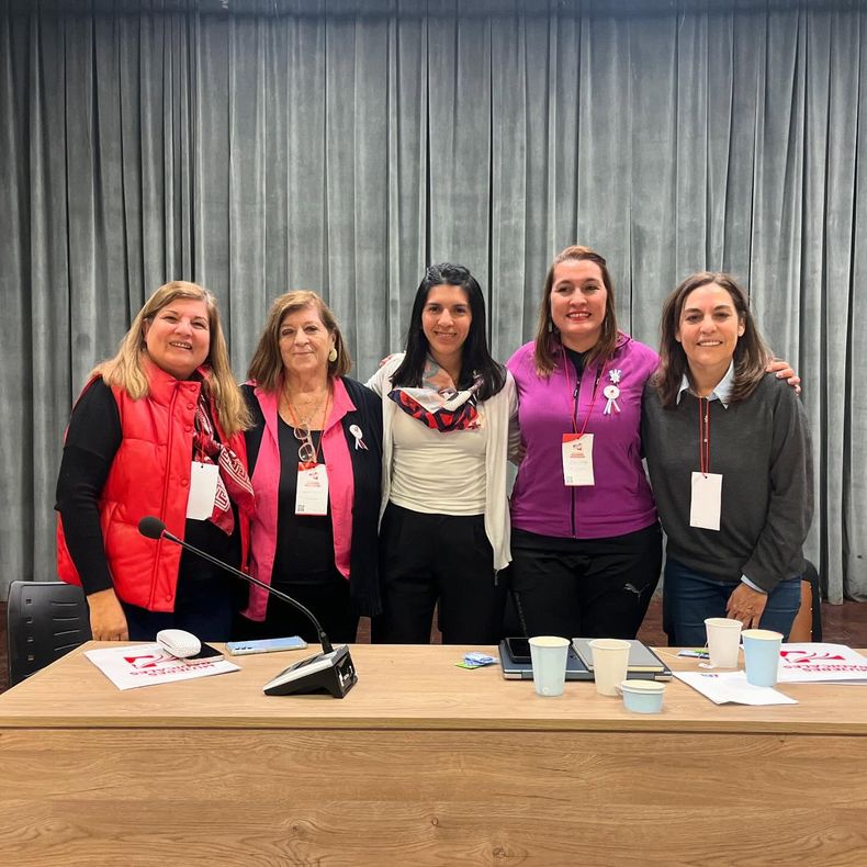 La diputada pampeana Marcela Coli con María Luisa Storani, la porteña Carla Carrizo, la rionegrina Lorena Matzen y la presidenta de la Convención de la UCR Ivana Coronel.