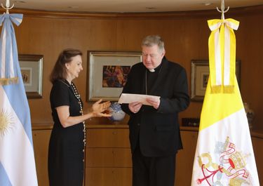 Diana Mondino con el nuncio apostólico Miroslaw Adamczyk