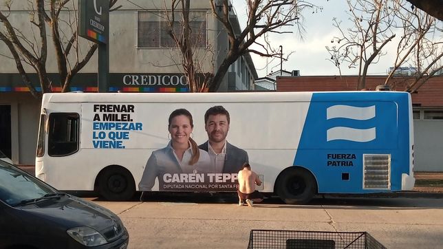 El colectivo de campaña de Fuerza Patria en Santa Fe, ¿dónde está Agustín Rossi?