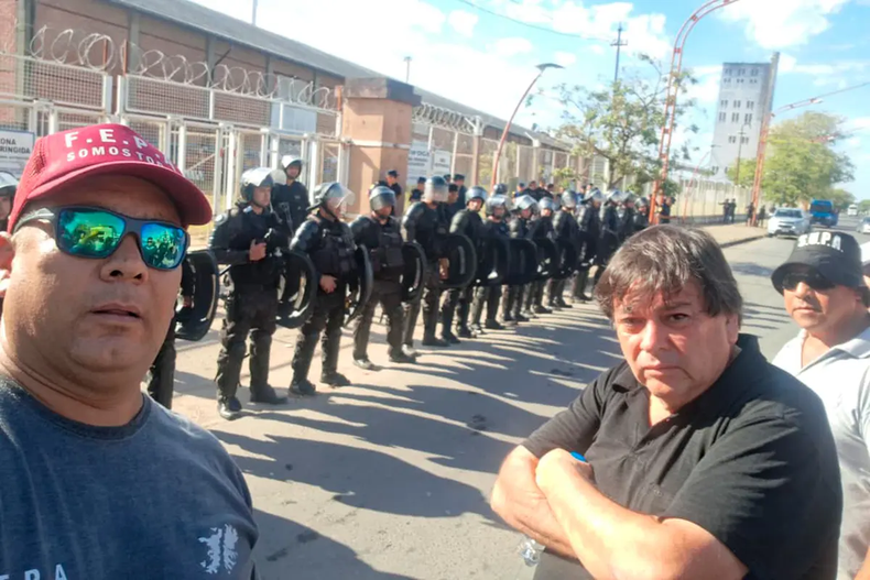 El momento previo al despeje del acceso del puerto de Concepción del Uruguay, en manos de las fuerzas de seguridad.
