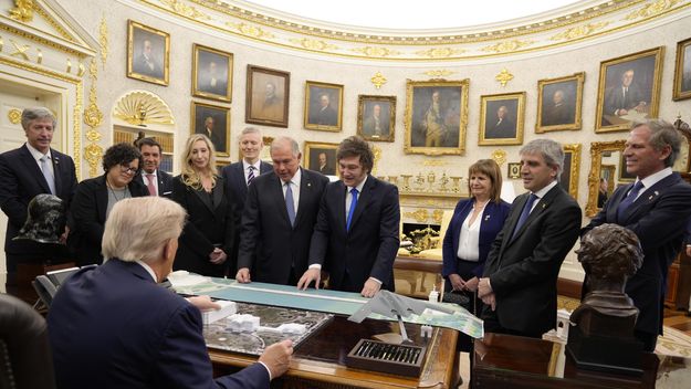 Javier Milei con Donald Trump en el Salón Oval. 