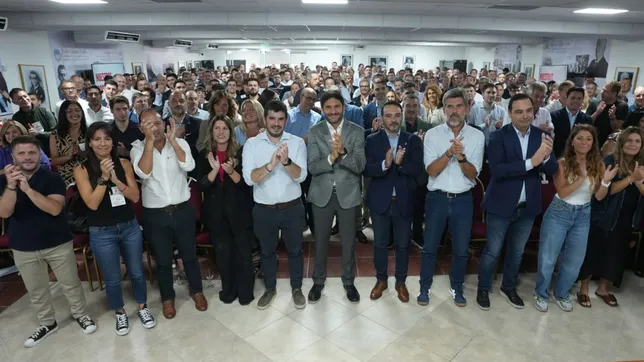 En la ciudad de Santa Fe. El presidente del Comité Nacional, Leonel Chiarella junto a los gobernadores Maximiliano Pullaro y Juan Pablo Valdés y mandatarios locales de todo el país.&nbsp;