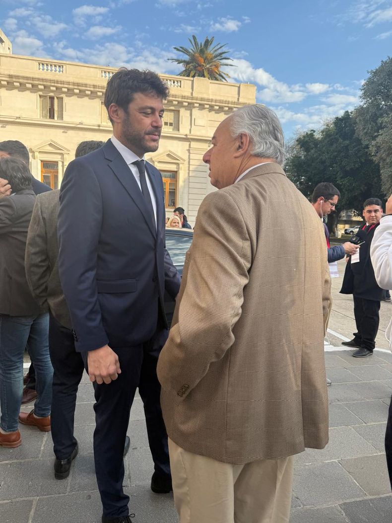 Juan Monteverde se saluda con Rafael Gutiérrez, ministro de la Corte.
