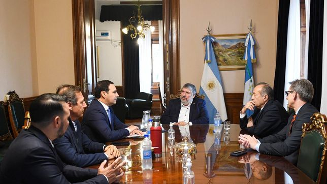 valdes fue al congreso a denunciar que un barco de paraguay navego en aguas argentinas