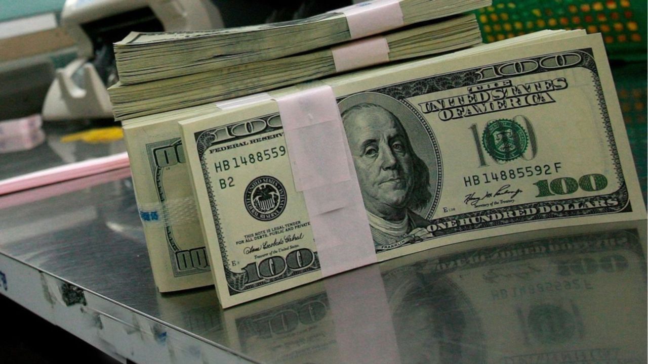 La intervención del Central no alcanzó y el dólar minorista cerró en $23,22