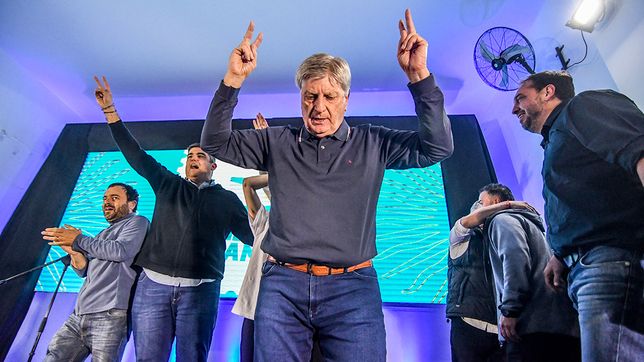 El gobernador Sergio Ziliotto festeja en la sede del PJ junto a Luciano di Nápoli y Paly Bensusán. Peronismo victorioso, pero fragmentado. FOTO: www.radiokermes.com